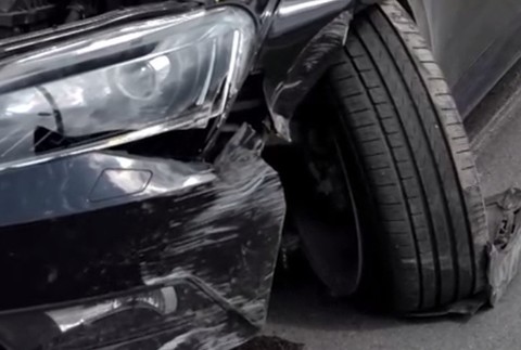 Vládne vozidlo malo nehodu. Skončilo v betónových zábranách