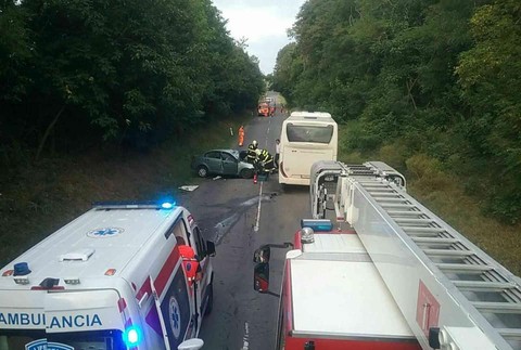 Pri Veľkom Krtíši sa čelne zrazil autobus s autom. Cestu uzavreli