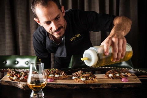 Whiskey bar a múzeum v Tel Avive 