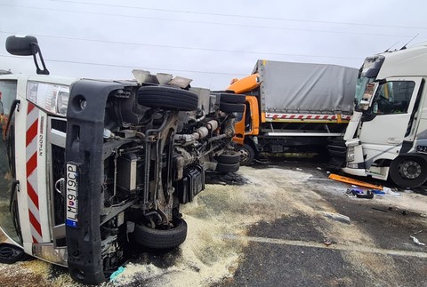 Pri nehode sa zranili dvaja pracovníci Národnej diaľničnej spoločnosti.