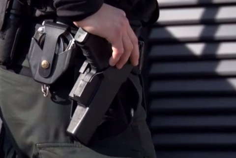 Policajti prehľadali viaceré budovy. Pri razii zatkli majiteľa autoservisu