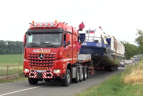 [multi] Vodiči v okolí Trebišova žasli. Na ceste museli uprednostniť 32 metrovú loď pre Domašu 1 2015