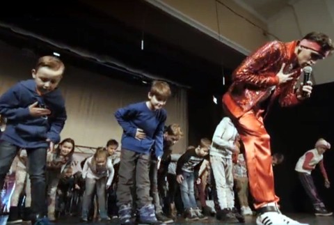 Výchovné koncerty nemusia byť nuda. Miroslav "Bruise" Žilka hýbe školami