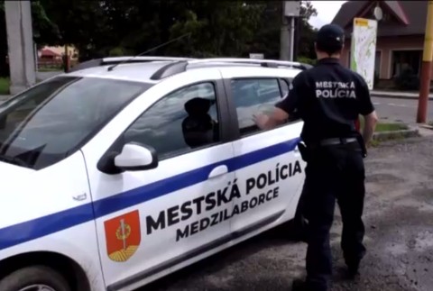 Školáčka skončila v nemocnici. Zbiť ju mali spolužiačky