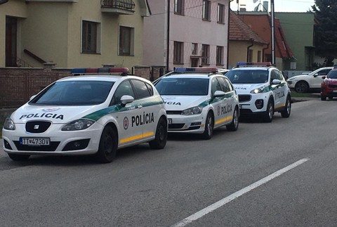 Polícia zasahuje v Trnave. V garáži našli dve mŕtve telá 