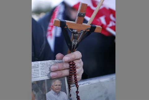 Noviny, Kaczynski, kríž, Pilsudski námestie, Varšava