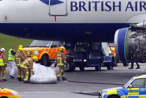 Britské lietadlo letisko Londýn Heathrow british Airways hasiči