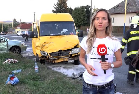 Desaťčlennej ukrajinskej posádke skrížilo cestu osobné auto. Stav jednej zo žien je kritický