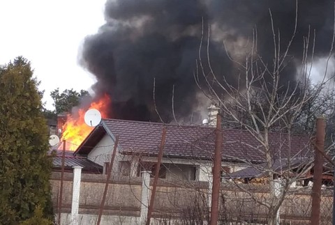 V Devínskej Novej Vsi horí rodinný dom