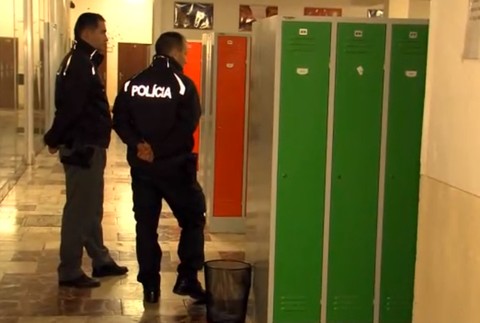 Návšteva polície na strednej škole skončila obvinením 15-ročného dievčaťa