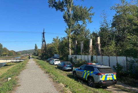 Pri chatrčiach našli mŕtvu ženu