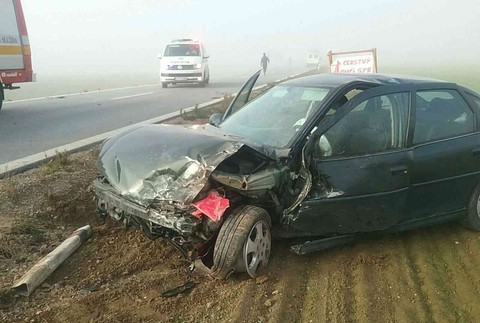 Pri nehode dvoch áut, neďaleko Hniezdneho, zasahujú záchranné zložky. Na pomoc priletel aj vrtuľník