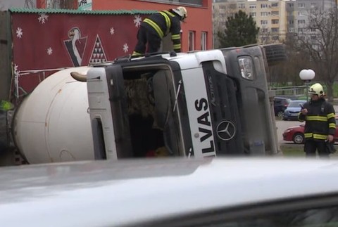Nehoda na frekventovanej križovatke: Z domiešavača vyletela na cestu toaletná misa