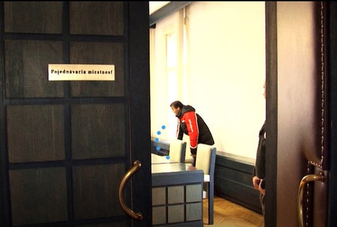 Z pohrebu kamaráta si to namieril priamo do krčmy. Potom začal vykrikovať nacistické pozdravy