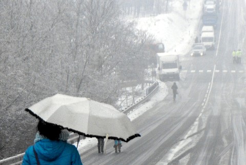 Soroška kolóny policajti cesta zasnežená sneh počasie kamióny
