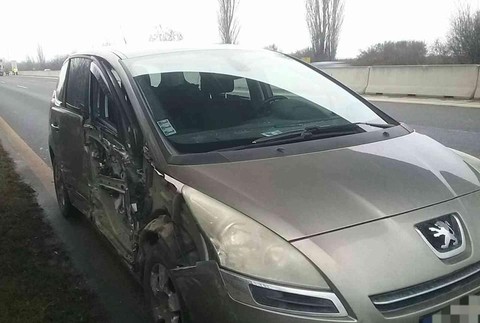 Zrážka kamióna s osobným autom: Diaľnicu pri Bratislave museli uzatvoriť