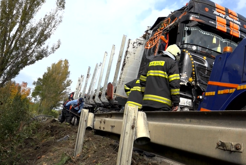 Nehoda kamióna zablokovala cestu pri Strečne, vodič skončil v policajnej cele