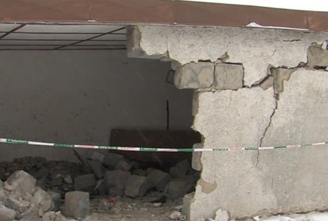 Autom skončil v stene garáže