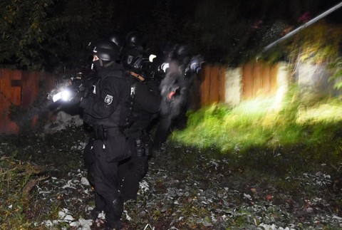 Falošné doklady a zamestnávanie načierno. Polícia pri razii na západnom Slovensku zadržala Srba a troch Ukrajincov