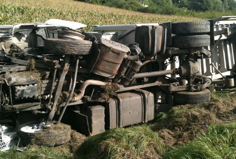 prevrateny kamion v trave