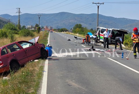 Prevozová sanitka sa zrazila s osobným autom