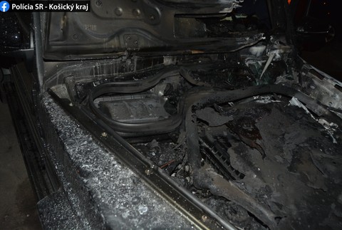 Luxusné auto pohltili plamene. Škody sa vyšplhali nad 100-tisíc eur