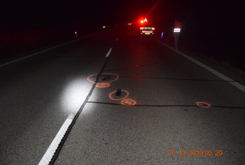 Polícia vyšetruje nočnú nehodu. O život prišiel chodec, ktorý išiel v strede jazdného pruhu
