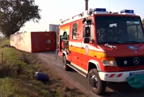 Havária kamiónu. Stovky prasiat zostali uväznené