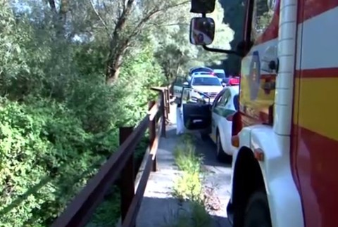 Auto po náraze skončilo vo Váhu. Vodičku unášal silný prúd, prežila len zázrakom