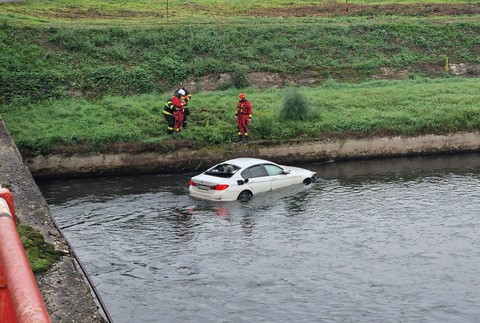Auto sa zrútilo do rieky