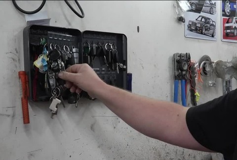 [multi] KRÁDEŽ Z AUTA ZA 5 SEKÚND 242 (cropped)