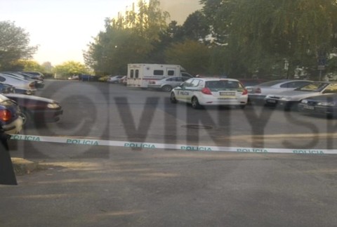 policia, policajne auto, paska, nitrianske sidlisko