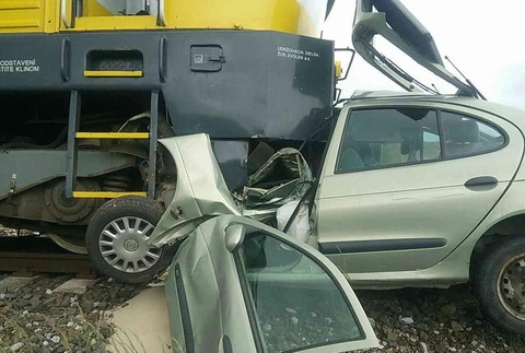 Nehoda na železničnom priecestí. Vlak zošrotoval osobný automobil