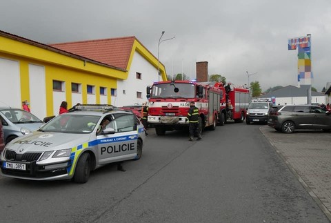 Nehoda auta do obchodu 