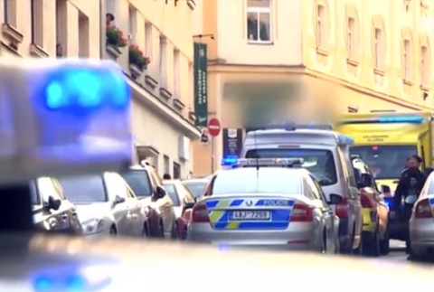 Obrovská tragédia v Prahe. Matka bodla do hrude 9-ročného syna