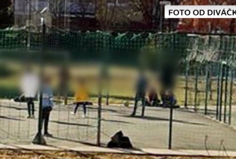 Niektorí tínedžeri nariadenia ignorujú. TV JOJ kontaktovala diváčka, ktorá je svedkom ich stretnutí