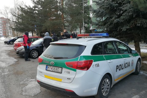 Razia NAKA v Liptovskom Mikuláši. Kukláči zadržali mladého muža
