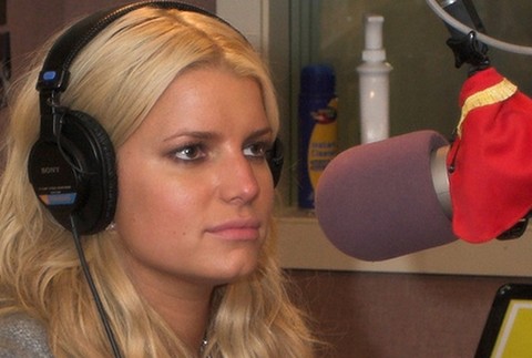 Jessica Simpson, smútok, slúchadlá, mikrofón