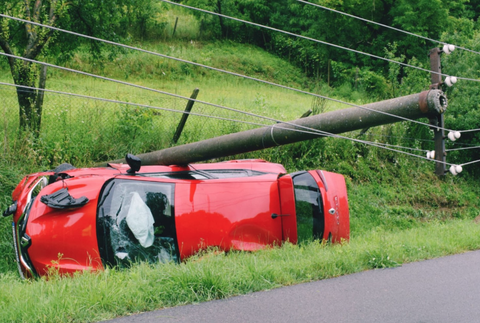 Auto skončilo pod stĺpom