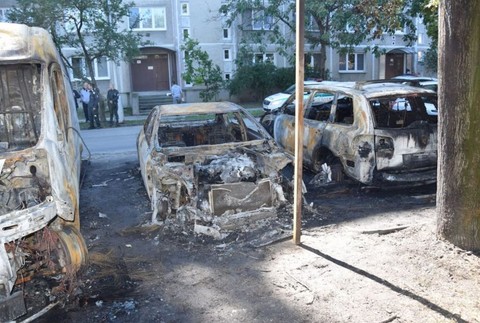 FOTO: V Komárne v noci zhoreli štyri autá. Polícia už začala trestné stíhanie 