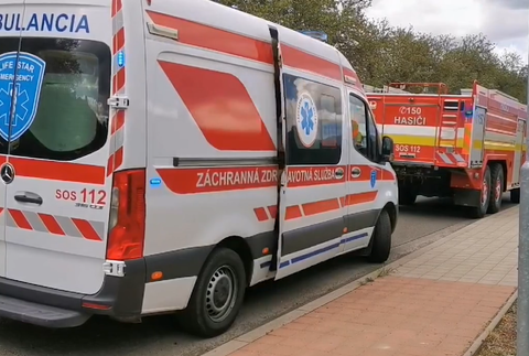 Auto skončilo na streche pri Beňadikovej