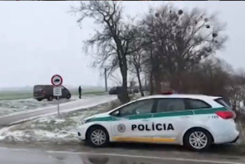 Polícia na mieste nehody. Cyklista neprežil zrážku s dodávkou 