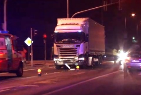 Jazda na červenú skončila haváriou dvoch áut a kamiónu