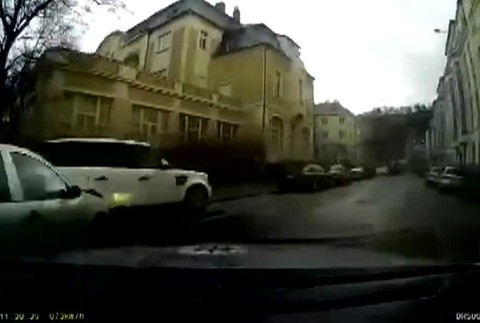 V kradnutom aute, bez vodičáku a pod vplyvom drog. Policajti naháňali cestného piráta