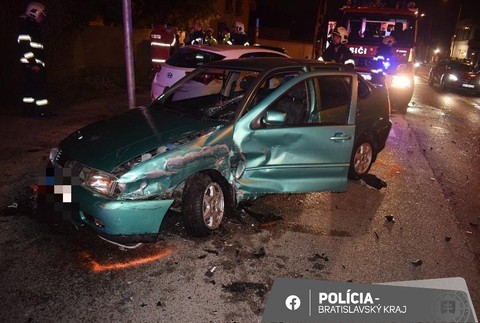 Vodič mal na križovatke prejsť na červenú a zrazil sa s ďalším autom