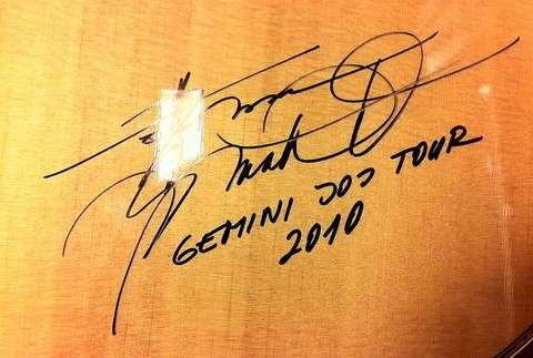 Podpis Zuzky Smatanovej na gitare