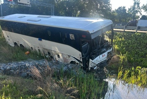 Autobus vo Virgínii narazil do vozidiel na diaľnici