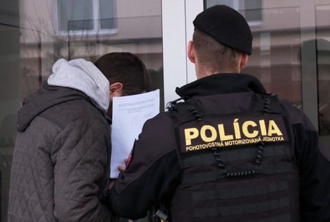 Polícia obvinila matku a jej druha z týrania (6)