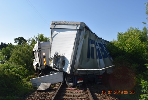 Nehoda vlaku a nákladného auta v Dolných Krškanoch 