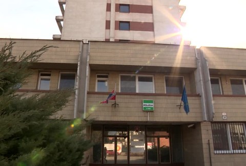 Hliadka zastavila opitého vodiča. Počas dokumentovania im z policajnej stanice ale utiekol1385